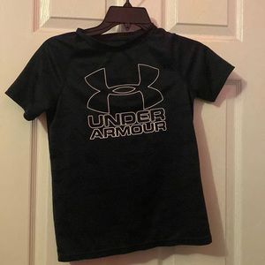 Under Armour Short Sleeve/ Size: Youth Médium/ Color: Black and White/ Sporty